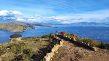 Andenzauber im Slow Travel Rhythmus: Wanderer unterwegs am Titicaca-See