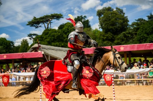 GET-Sprachreisen-England-Warwick_Castle-Burg_Ritter-Pferd-Kampf_-_Kopie.jpg