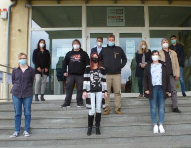 Nach acht Monaten intensivem praktischen und theoretischen Lernens und zweimonatiger Praxis in Betrieben konnten die Lehrgangsteilnehmerinnen und -teilnehmer ihre Abschlusszertifikate entgegennehmen. Das Foto zeigt die erfolgreichen Absolventen und Verantwortliche des BZL und der KVA / Foto: BZL Lauterbach