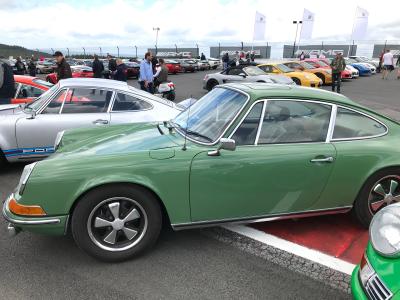 Zahlreiche Gäste des AvD-Oldtimer-Grand-Prix informierten sich am Pirelli Stand über Reifen für ihre klassischen Porsche Modelle. An vielen der ausgestellten Sportwagen waren Pirelli P 6000 montiert / Copyright: @amyshorephotography