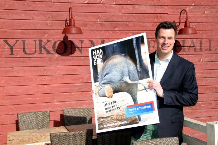 Zoo-Chef Andreas M.Casdorff mit Kampagnenmotiv.JPG