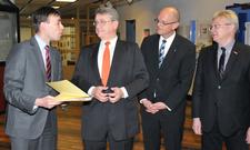 Finanz- und Wirtschaftsminister Nils Schmid übergibt die Bewilligungsbescheide an Joachim Möhrle, Präsident der Handwerkskammer Reutlingen, Hauptgeschäftsführer Dr. Joachim Eisert und Vizepräsident August Wannenmacher (v.l.n.r.).