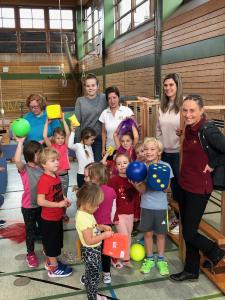v. l. n. r.: Traude Mandel (BSJ), Victoria Hofmann (stellv. Leiterin KiGa Regenbogen), Dagmar Stromer (FC Puchheim), Stefanie Scheibe (Leitung KiGa Regenbogen) und Jasmin Jumtow (BKK ProVita) mit den Kindern des Kindergartens Regenbogen, die sich über die neuen Sport- und Spielgeräte freuen.