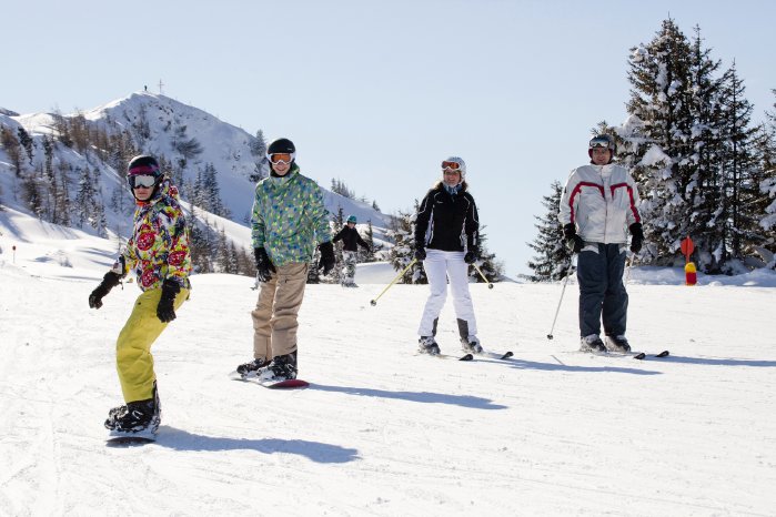 Familie beim Skifahren Wildschönau FG T.Trinkl (11).jpg