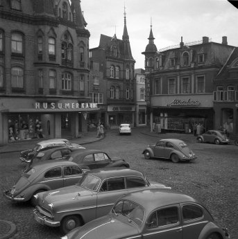Hans Hoffmann_Marktplatz Husum_um 1957 kl (c) Kreisarchiv Nordfriesland.jpg