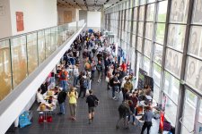 Beim Karrieretag treffen Studierende auf Unternehmen, um über ihre Karrieremöglichkeiten zu reden.