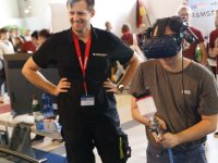Handwerk zum Ausprobieren ist auf der Jobs for Future in vielen Bereichen möglich. Ausbilder Timo Potsch zeigt interessierten Schülern den Umgang mit der Farbspritzpistole – als virtuelles Erlebnis mit der VR-Brille (Foto: Handwerkskammer)