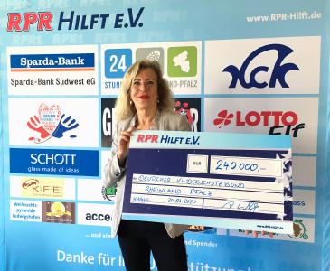 Andrea Willig von RPR1. mit dem Scheck für den Deutschen Kinderschutzbund e.V.