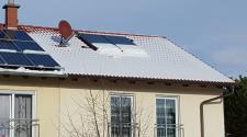 Auch als gut gemeinte Hilfe im Winter-Urlaubsdomizil sollte Schnee auf dem Dach oder der Solaranlage niemals in Eigenleistung entfernt werden.