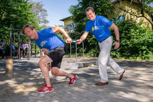 Pressefoto_Übergabe Staffelstab_Sportstaatssekretär Aleksander Dzembritzki (r.) übergibt „S.JPG