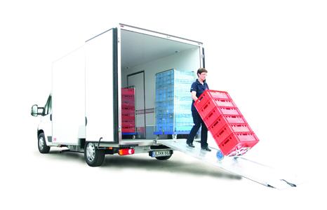 Runner mit Rampe zur Entladung von z.B. Rollcontainern