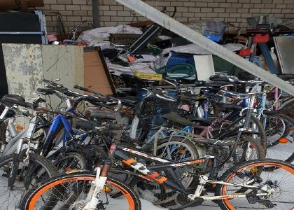 der Schrottabholung Bonn in grauer Vorzeit. Vorzeitlich ist das moderne Vorgehen in der Schrottindustrie allerdings ganz und gar nicht. Vielmehr handelt es sich um ein hochtechnisiertes Gewerbe, das Ressourcenverschwendung verhindert und damit einen wertvollen Beitrag zum Umweltschutz – gestern wie heute – leistet.
