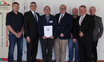 Als ein Arbeitskollege vor seinen Augen zusammenbricht, weiß Uwe Roth (Dritter von links) sofort, was zu tun ist, und rettet dem Mann das Leben. Glückwünsche und eine sogenannte öffentliche Belobigung konnte er nun im Lauterbacher Landratsamt entgegennehmen von Landrat Manfred Görig, Alsfelds Bürgermeister Stephan Paule, Bürgermeister Jürgen Liebermann und Stefan Scheindl aus seinem Heimatort Schwarzenborn und den Kamax-Vertretern Lutz Koch und Dirk Löchel. Foto: Sabine Galle-Schäfer/Vogelsbergkreis