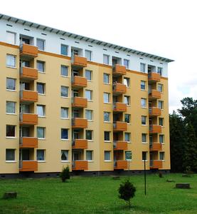 Der innovative Malerbetrieb Dohm & Huly aus Velbert-Langenberg hat in Dormagen fünf sanierungsbedürftige Wohnblöcke aus den 1960er Jahren fachmännisch gedämmt. Die Fassaden wurden mit ThermoSan-Silikonharzputz beschichtet und nach einem einfühlsamen Farbkonzept des Caparol FarbDesignStudios gestaltet