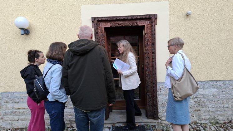 Marion Schneider (Mitte) präsentiert das Lamu-Haus und sammelt neue Ideen für das Resort Sc.jpg