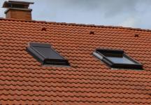 Der „Sonnenschirm“ für die Dachwohnung – Sonnenschutz-Rollos können manuell oder automatisch gesteuert werden.