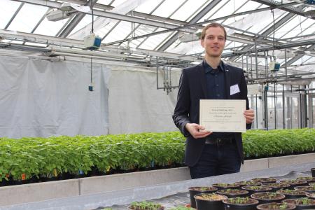 Christian Frerichs von der Hochschule Osnabrück freut sich über 500 Euro Siegerprämie beim Green Challenge-Wettbewerb