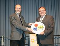 Bürgermeister Klaus Stapf (li.) verabschiedet Prof. Dr. Wolfgang Gehring (re.), Bildquelle: P. Geiger