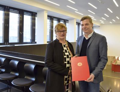 Prof. Andreas Teufel mit Rektorin Prof. Dr. Karin Luckey bei der Übergabe der Ernennungsurkunde. - Foto: Sascha Peschke/Hochschule Bremen