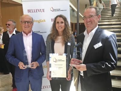 Der Preis wurde von WeberHaus-Geschäftsführer Peter Liehner, Produktmanagerin Melissa Penzel und Marketingleiter Klaus-Dieter Schwendemann in Empfang genommen (von links)