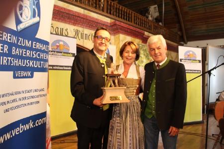 Franz Nosalski (li) und Bürgermeister Albert Lohner (re) empfangen den Preis „Bayerischer Stammtischbruder 2016“ des VEBWK aus den Händen von Schauspielerin Brigitte Walbrun, beliebter Star der TV-Serie Dahoam is Dahoam des Bayerischen Fernsehens. Foto: B.Meinsen