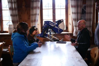 Maren Goll, Anna Schaffelhuber und Steve Haake diskutieren über die herausforderungen des Monoskisports / Maren Goll, Anna Schaffelhuber, Steve Haake / Foto: Martin Pflüger, Copyright: Berlin Producers Media GmbH / Pre TV