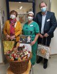 Ein großes Dankeschön für den unermüdlichen Einsatz des Intensiv-Teams des Klinikums Freising überreichte Irmgard Friedrich (li.) an Pia Meier, stv. Stationsleitung (Mitte) und Sascha Alexander (re.), Stabsstelle Interne und Externe Kommunikation & Marketing, Klinikum Freising.