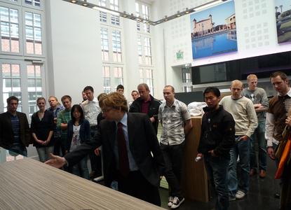 Vor Ort sehen, wie Innovationen entstehen: Maik Mracek, Leiter der Miele-Produktvorentwicklung, zeigte den Master-Studierenden der FH Osnabrück innovative Produkte im Ausstellungsraum der Gütersloher Firmenzentrale.
