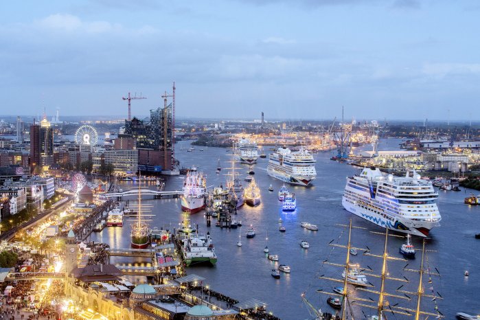 Die AIDA Kreuzfahrtschiffe beim Hafengeburtstag in Hamburg.JPG
