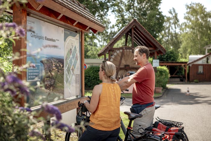 Konstanz-Dingelsdorf-Klausenhorn-Camping-Bluete-Karte-Infotafel-Schild-Radfahren-Paar-02_Co.jpg