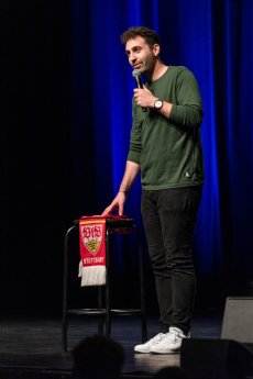 web Fabian Rommel auf der Bühne © Mike Wahrlich-752x1127.jpg