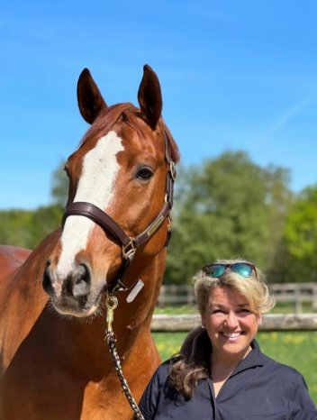 Janina Jacobsen mit Pferd.jpg