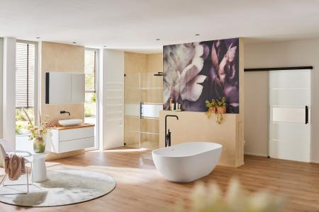 Badgestaltung mit Glaselementen aus einer Hand und schwarzen Akzenten: Spiegelschrank Modern-Line, Glasdusche Omega Black Edition mit Siebdruck-Motiv Auxerre, Wandgestaltung System Classic und Schiebetür Motion 1300 mit Siebdruck-Motiv Ardenne aus Glas.