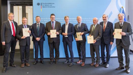 Am 16. November 2017 wurden Förderbescheide aus dem Innovationsprogramm Straße der BASt in Höhe von 1,7 Millionen Euro im BMVI in Berlin übergeben (Bild: BMVI)