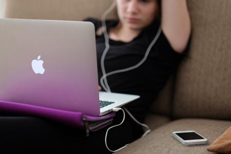 Mädchen am Laptop, Quelle: Unsplash/steinar-engeland-GwVmBgpP-PQ