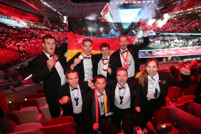 Die Gold- und Bronze-Medaillengewinner überglücklich nach vier Tagen hartem Wettkampf. Fotohinweis: WorldSkills Germany / Anja Jungnickel