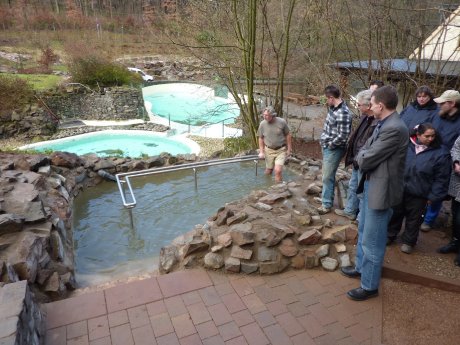 Zoodirektor Dr. Fritsch testet das Felsenbecken bei der Einweihung selbst_Foto c by Dirk Ba.JPG