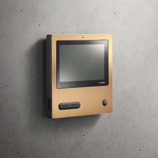Hauchdünne Beschichtung, brillante Farbqualität: das Siedle Video-Panel mit extragroßem Bildschirm und PVD-Beschichtung Kupfer © S. Siedle & Söhne