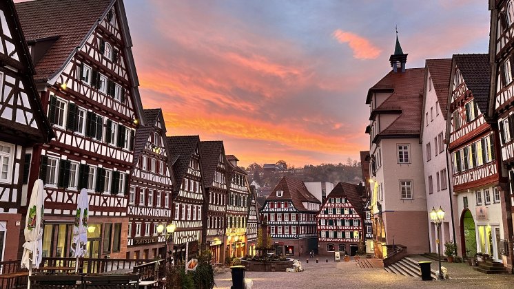 Calw_Nordschwarzwald_Marktplatz-in-der-Abenddaemmerung_(c)_Stadt-Calw.jpeg