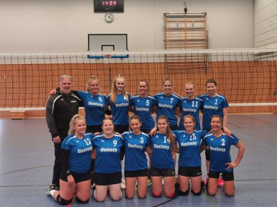 Die jungen Volleyballerinnen in ihren neuen Trikots, die von Bestway® Deutschland gesponsert wurden.