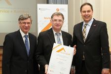 (v. l.n.r.) : Staatssekretär Lutz Stroppe, Dr. Peter Moos und Geschäftsführer Karl-Sebastian Schulte