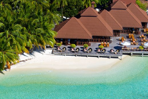 Beach-Bar-Areal auf Kurumba Maldives.jpg