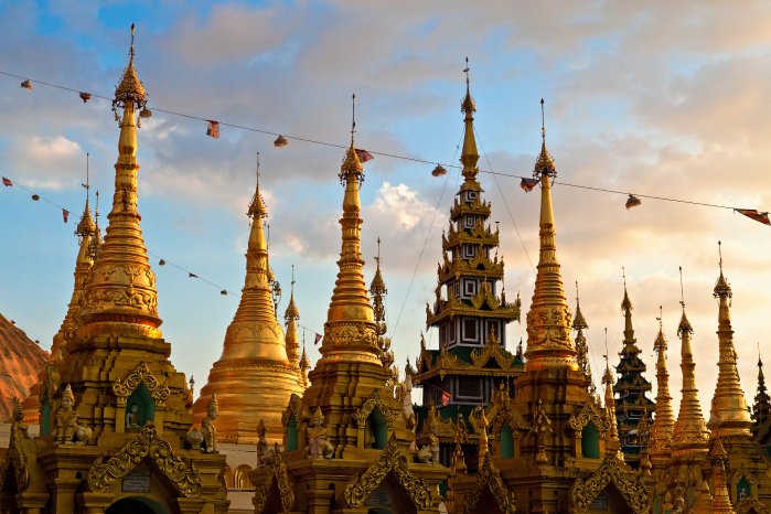 © Knet2d, Dreamstime.com, lizensiert für a&e erlebnisreisen__Golden stupas at Shwedagon Paya, Y.jpg