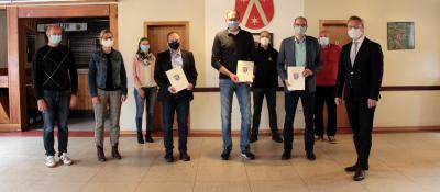 Dr. Jens Mischak (rechts) übergab drei Zuwendungsbescheide für Projekte im Rahmen der Dorfentwicklung an die Gemeinden Freiensteinau und Grebenhain. Bei der Übergabe dabei waren Reinhard Schneider, Gemeindevorstand Grebenhain, Sascha Spielberger, Bürgermeister von Freiensteinau, Michael Blößer, Gemeindevorstand Grebenhain, Bernd Schneider, Ortsvorsteher von Crainfeld, Sebastian Stang, Bürgermeister von Grebenhain, Jana Bittner, Dorf- und Regionalentwicklung des Vogelsbergkreises, Christiane Schneider sowie Thorsten Amend von der Bauverwaltung Grebenhain (von rechts). Foto: Jennifer Sippel / Vogelsbergkreis