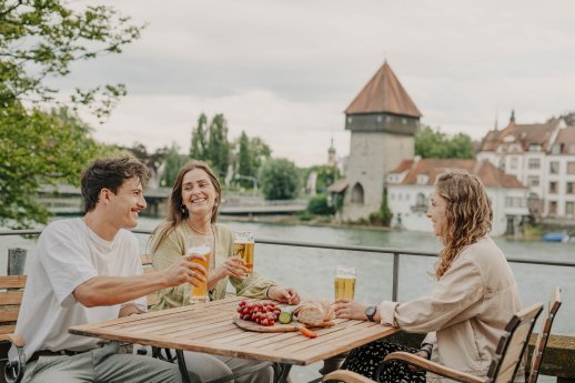 Konstanz-Restaurant-Wirtshaus-Terrasse-Seerhein-Rheintorturm-Essen-Trinken-Bier-Glas-Gruppe.jpg