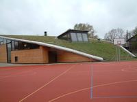 Mit einer Begrünung und Flächenentsiegelung integriert sich ein Gebäude harmonisch in sein Umfeld