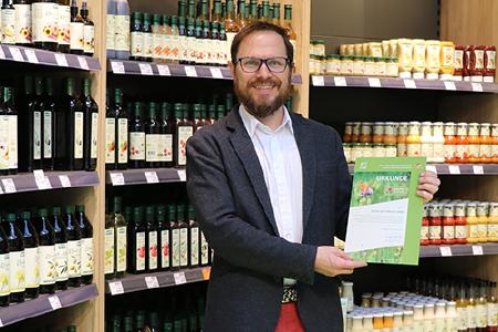Josef Stellner freut sich über die Auszeichnung zum „Blühenden Betrieb“ (© Byodo Naturkost)