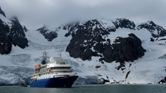 ost_groenland_scoresbysund-sea_spirit_vor_gletscher-john_bozinov-poseidon_expeditions.jpg