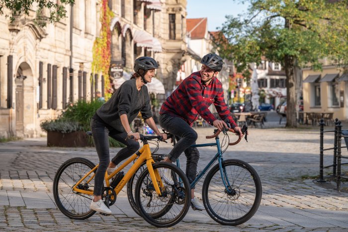 Altstädter Kirchenplatz mit Radfahrern (c) Gideon Heede.jpg