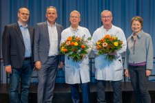 Prof. Dr. Thomas Rüdiger (Ärztlicher Direktor), Markus Heming (Geschäftsführer), Dr. Andreas Buchholz, Dr. Heink de Groot, Bettina Lisbach (Bürgermeisterin und Aufsichtsratsvorsitzende) (v.l.n.r.)